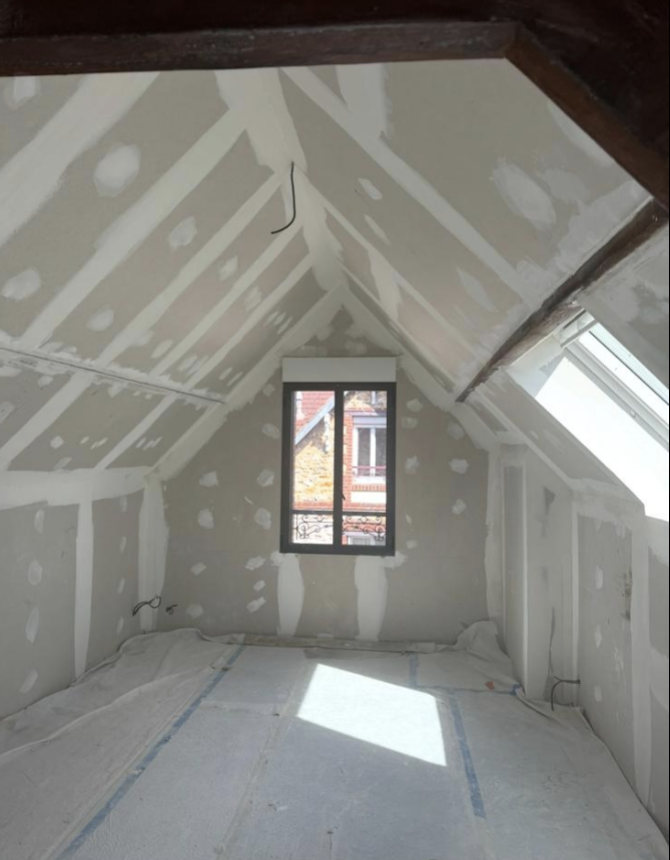 Pièce sous combles en cours d'aménagement